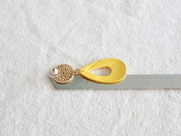 <b><p>yellow Eiptical bold earrings Kitch Style</p></b><b><p>イエロー 楕円ボールドイヤリングr 吉祥寺スタイル 光沢がきれいな カラフルなデザイン</p></b><br /><br /><p align='center'>