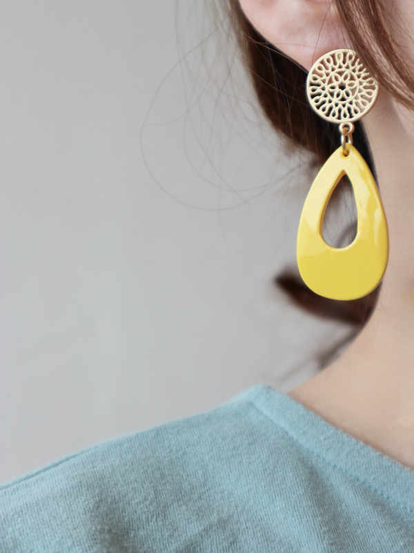 <b><p>yellow Eiptical bold earrings Kitch Style</p></b><b><p>イエロー 楕円ボールドイヤリングr 吉祥寺スタイル 光沢がきれいな カラフルなデザイン</p></b><br /><br /><p align='center'>