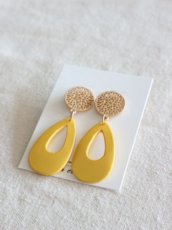 <b><p>yellow Eiptical bold earrings Kitch Style</p></b><b><p>イエロー 楕円ボールドイヤリングr 吉祥寺スタイル 光沢がきれいな カラフルなデザイン</p></b><br /><br /><p align='center'>