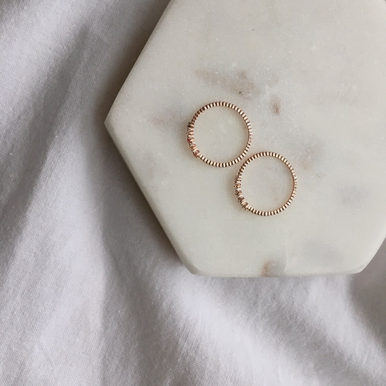 <b><p>Aurora Ring 2 set Dunsan-do accessies Hodae</p></b><b><p>オーロラリング 2つの セット 屯山洞アクセサリー 弘大 重ね着 有色 きれいな</p></b><br /><br /><p align='center'>