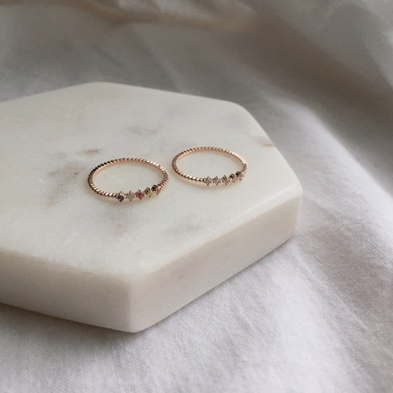 <b><p>Aurora Ring 2 set Dunsan-do accessies Hodae</p></b><b><p>オーロラリング 2つの セット 屯山洞アクセサリー 弘大 重ね着 有色 きれいな</p></b><br /><br /><p align='center'>