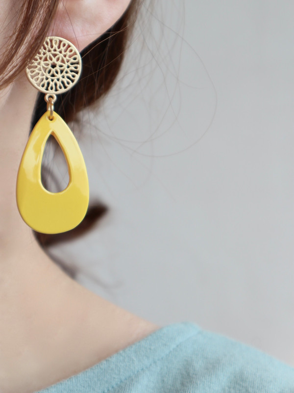 <b><p>yellow Eiptical bold earrings Kitch Style</p></b><b><p>イエロー 楕円ボールドイヤリングr 吉祥寺スタイル 光沢がきれいな カラフルなデザイン</p></b><br /><br /><p align='center'>