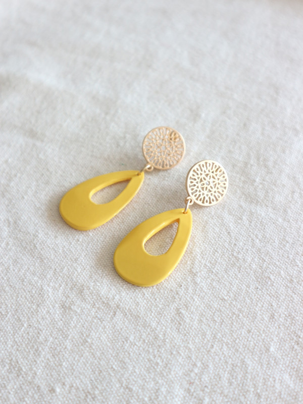 <b><p>yellow Eiptical bold earrings Kitch Style</p></b><b><p>イエロー 楕円ボールドイヤリングr 吉祥寺スタイル 光沢がきれいな カラフルなデザイン</p></b><br /><br /><p align='center'>