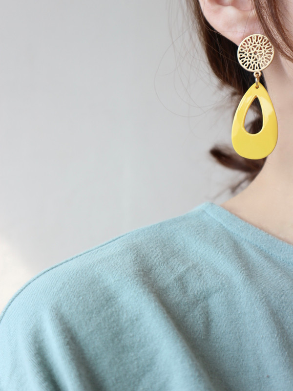 <b><p>yellow Eiptical bold earrings Kitch Style</p></b><b><p>イエロー 楕円ボールドイヤリングr 吉祥寺スタイル 光沢がきれいな カラフルなデザイン</p></b><br /><br /><p align='center'>