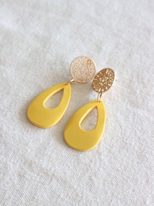 <b><p>yellow Eiptical bold earrings Kitch Style</p></b><b><p>イエロー 楕円ボールドイヤリングr 吉祥寺スタイル 光沢がきれいな カラフルなデザイン</p></b><br /><br /><p align='center'>