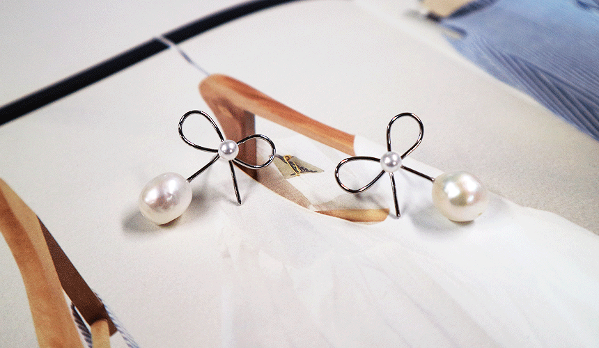 <b><p>earring Freshwater pl bbon Butiful Beloved</p></b><b><p>イヤリング 淡水真珠 リボン 光沢がきれいな 愛らしい デートルック センスあふれる</p></b><br /><br /><p align='center'>