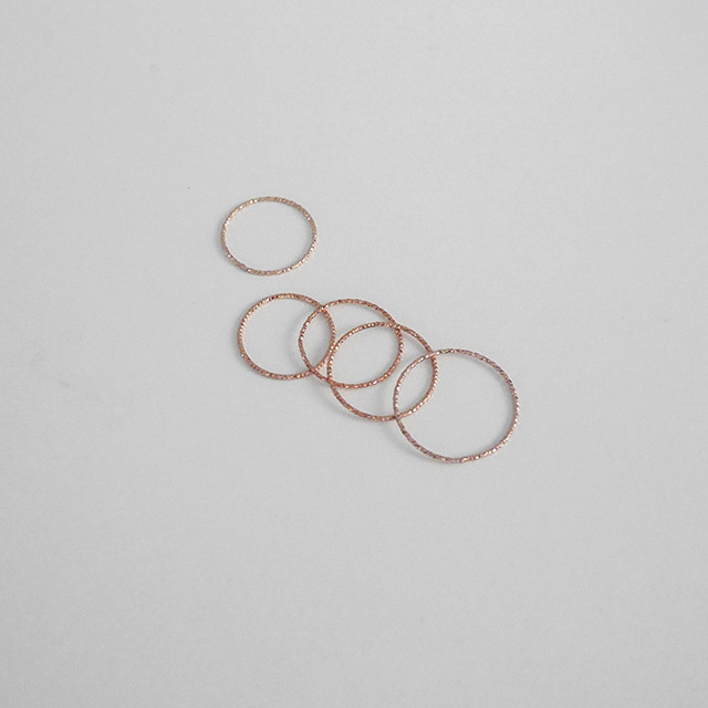 <b><p>gold Thread ring Layed Women their 30s four</p></b><b><p>金の 糸リング 重ね着 30代の女性 四季 ファッションジュエリー コーディネート</p></b><br /><br /><p align='center'>