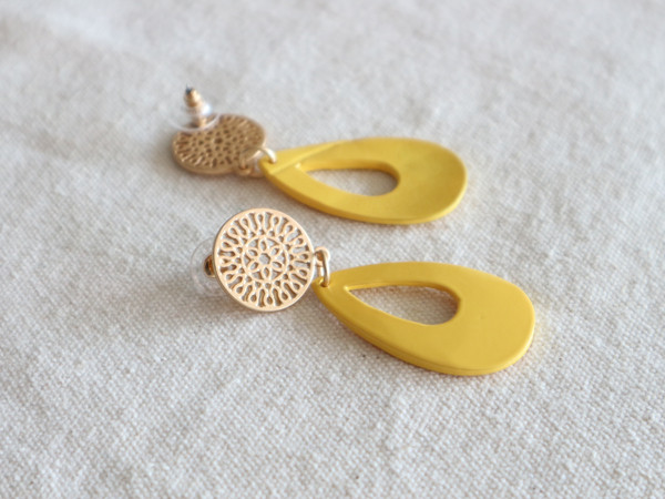 <b><p>yellow Eiptical bold earrings Kitch Style</p></b><b><p>イエロー 楕円ボールドイヤリングr 吉祥寺スタイル 光沢がきれいな カラフルなデザイン</p></b><br /><br /><p align='center'>