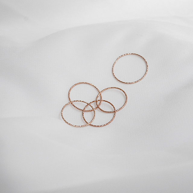 <b><p>gold Thread ring Layed Women their 30s four</p></b><b><p>金の 糸リング 重ね着 30代の女性 四季 ファッションジュエリー コーディネート</p></b><br /><br /><p align='center'>