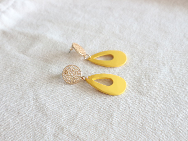 <b><p>yellow Eiptical bold earrings Kitch Style</p></b><b><p>イエロー 楕円ボールドイヤリングr 吉祥寺スタイル 光沢がきれいな カラフルなデザイン</p></b><br /><br /><p align='center'>