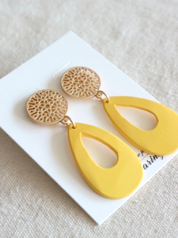 <b><p>yellow Eiptical bold earrings Kitch Style</p></b><b><p>イエロー 楕円ボールドイヤリングr 吉祥寺スタイル 光沢がきれいな カラフルなデザイン</p></b><br /><br /><p align='center'>