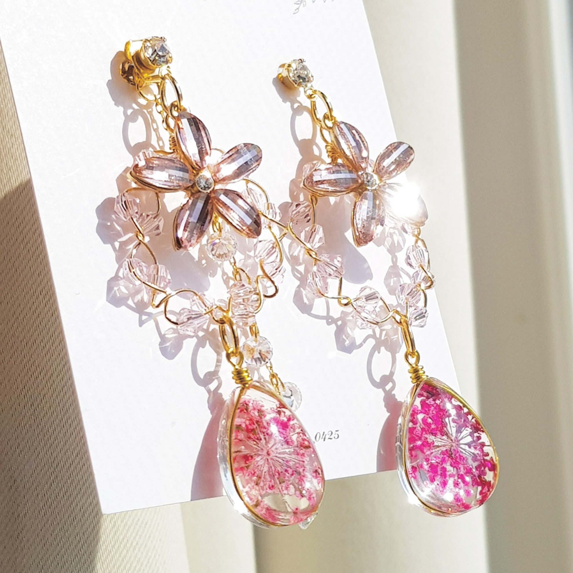 <b><p>Cometti self-producon Flowers Chry Bss earring</p></b><b><p>コメットティー 自主制作 生花 桜 イヤリング</p></b><br /><br /><p align='center'>