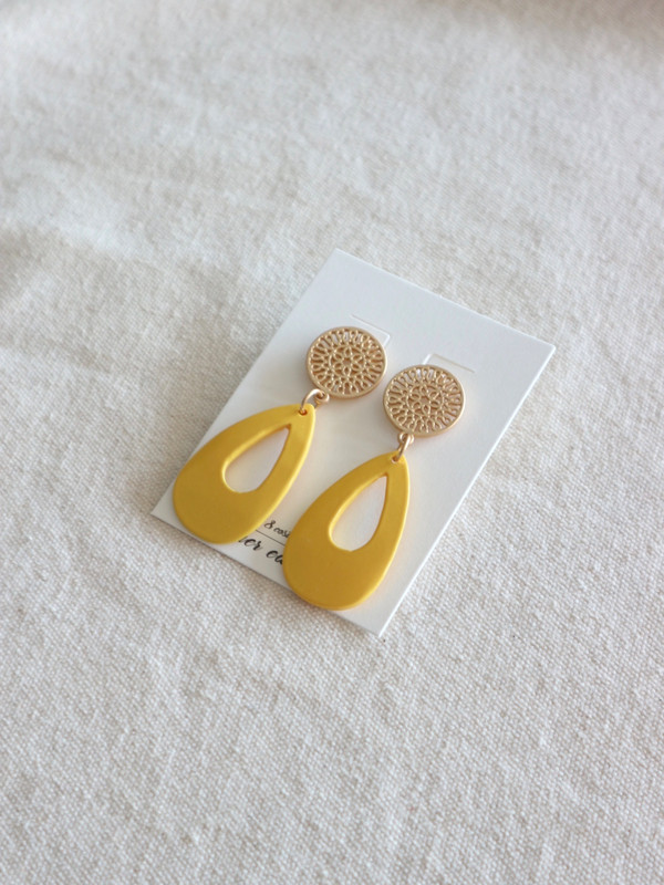<b><p>yellow Eiptical bold earrings Kitch Style</p></b><b><p>イエロー 楕円ボールドイヤリングr 吉祥寺スタイル 光沢がきれいな カラフルなデザイン</p></b><br /><br /><p align='center'>