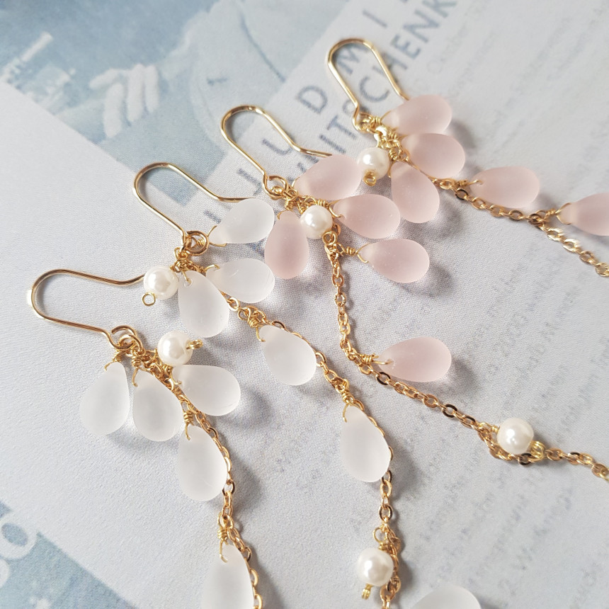 <b><p>Piace water drop chain Earrgs Female coordion</p></b><b><p>ピア歳 水滴 チェーン ドロップイヤリング 女性コーディネート フェミニンな感性ムード</p></b><br /><br /><p align='center'>