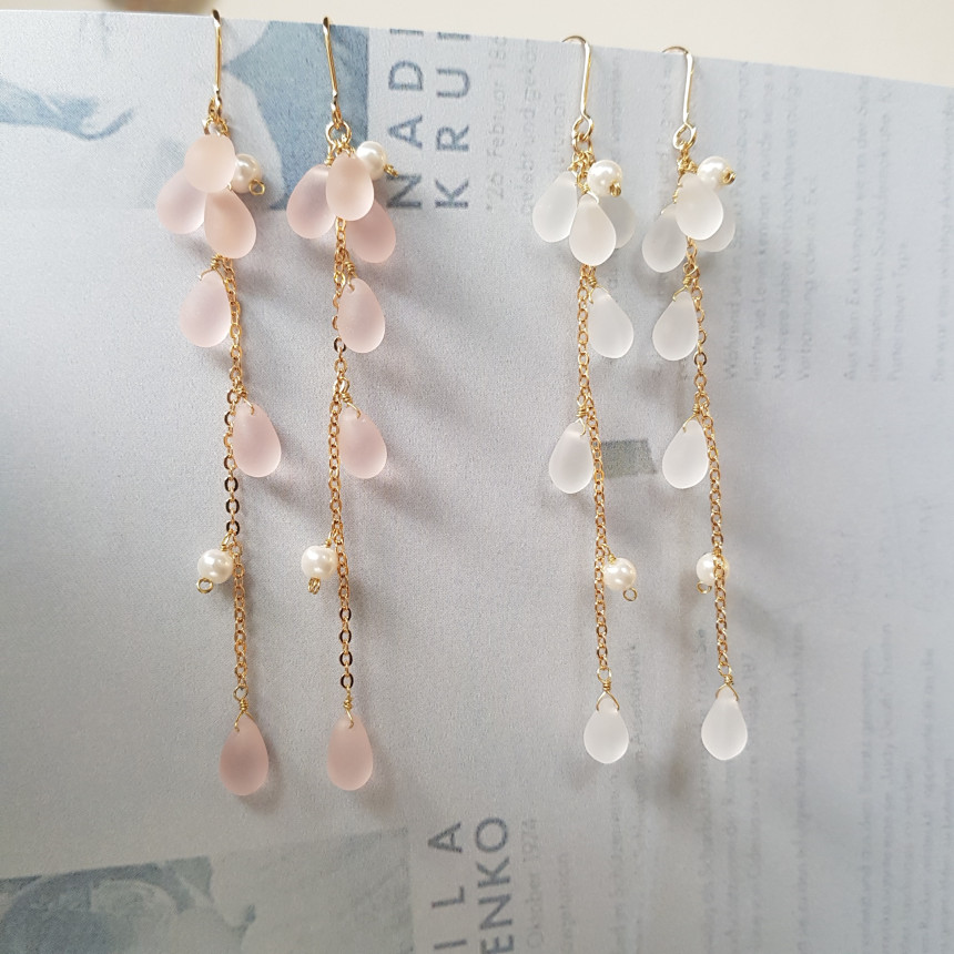 <b><p>Piace water drop chain Earrgs Female coordion</p></b><b><p>ピア歳 水滴 チェーン ドロップイヤリング 女性コーディネート フェミニンな感性ムード</p></b><br /><br /><p align='center'>