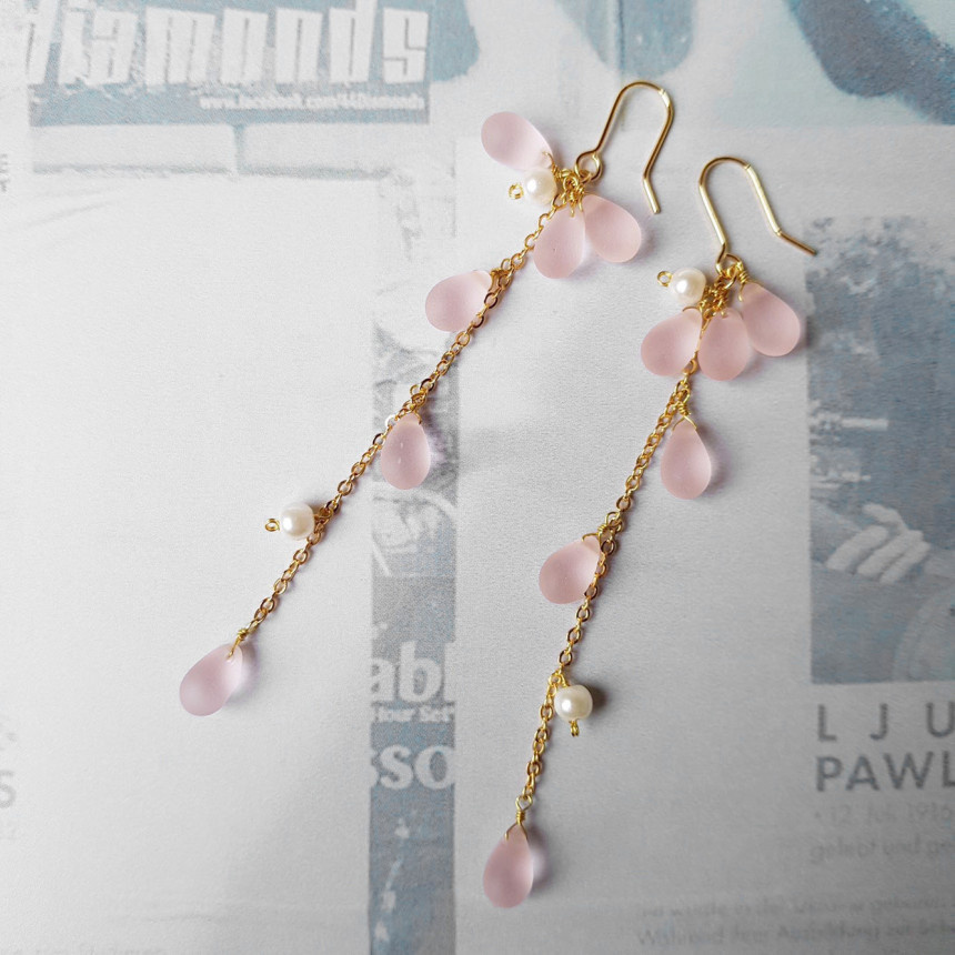 <b><p>Piace water drop chain Earrgs Female coordion</p></b><b><p>ピア歳 水滴 チェーン ドロップイヤリング 女性コーディネート フェミニンな感性ムード</p></b><br /><br /><p align='center'>