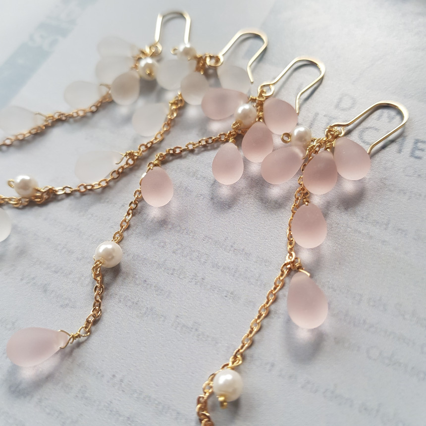 <b><p>Piace water drop chain Earrgs Female coordion</p></b><b><p>ピア歳 水滴 チェーン ドロップイヤリング 女性コーディネート フェミニンな感性ムード</p></b><br /><br /><p align='center'>