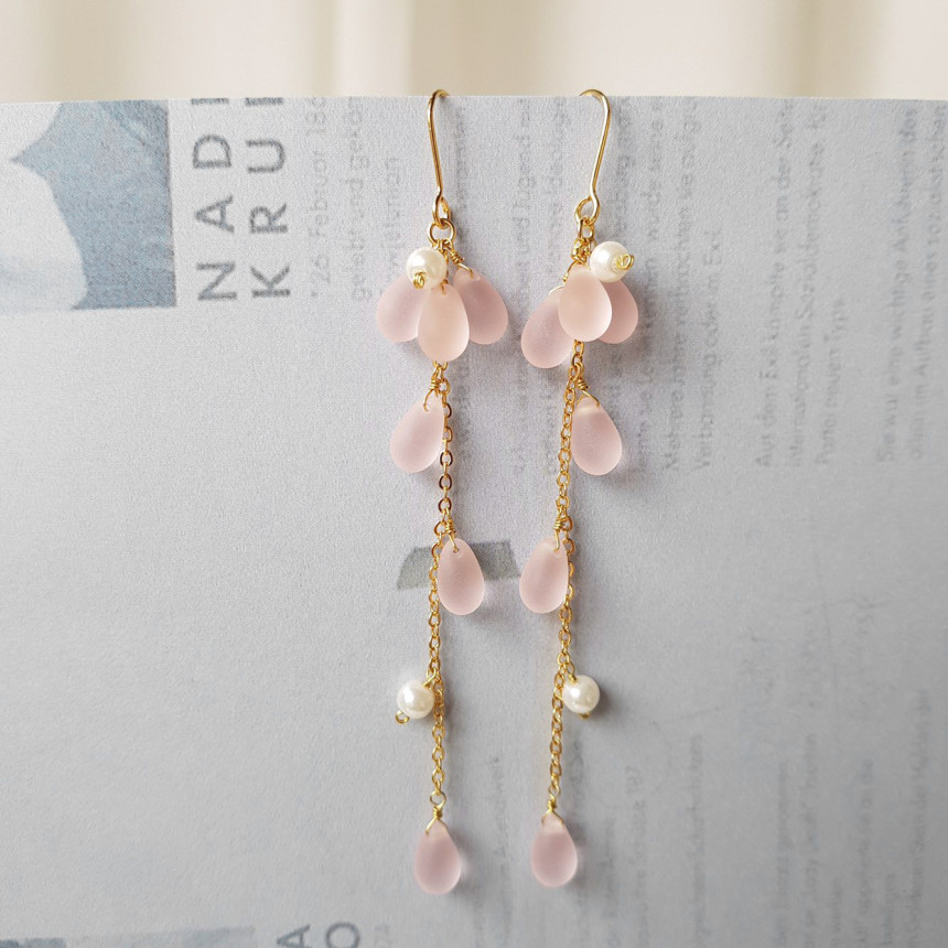 <b><p>Piace water drop chain Earrgs Female coordion</p></b><b><p>ピア歳 水滴 チェーン ドロップイヤリング 女性コーディネート フェミニンな感性ムード</p></b><br /><br /><p align='center'>