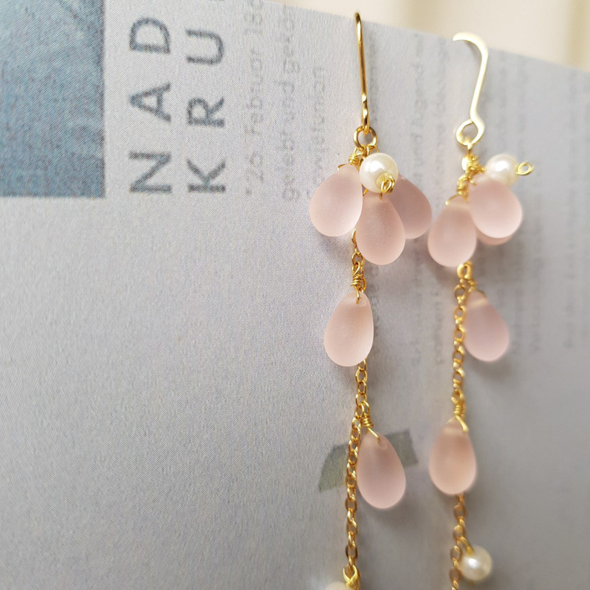 <b><p>Piace water drop chain Earrgs Female coordion</p></b><b><p>ピア歳 水滴 チェーン ドロップイヤリング 女性コーディネート フェミニンな感性ムード</p></b><br /><br /><p align='center'>