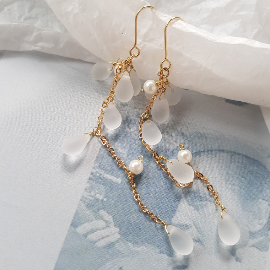 <b><p>Piace water drop chain Earrgs Female coordion</p></b><b><p>ピア歳 水滴 チェーン ドロップイヤリング 女性コーディネート フェミニンな感性ムード</p></b><br /><br /><p align='center'>