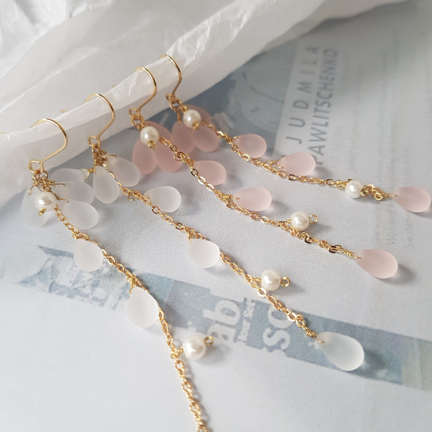 <b><p>Piace water drop chain Earrgs Female coordion</p></b><b><p>ピア歳 水滴 チェーン ドロップイヤリング 女性コーディネート フェミニンな感性ムード</p></b><br /><br /><p align='center'>