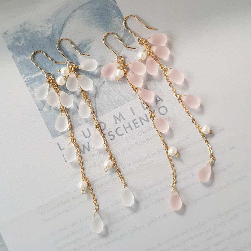 <b><p>Piace water drop chain Earrgs Female coordion</p></b><b><p>ピア歳 水滴 チェーン ドロップイヤリング 女性コーディネート フェミニンな感性ムード</p></b><br /><br /><p align='center'>