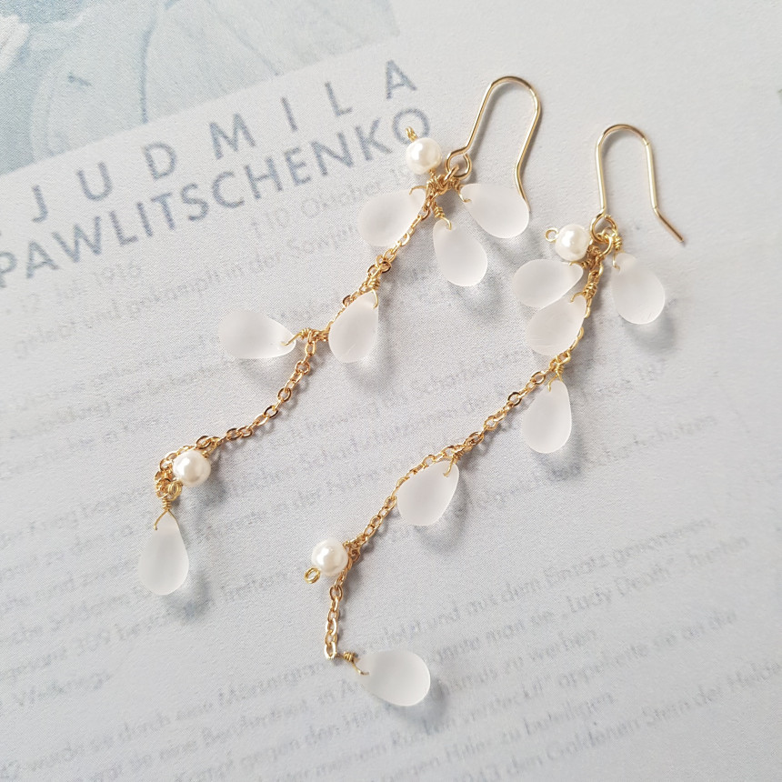 <b><p>Piace water drop chain Earrgs Female coordion</p></b><b><p>ピア歳 水滴 チェーン ドロップイヤリング 女性コーディネート フェミニンな感性ムード</p></b><br /><br /><p align='center'>