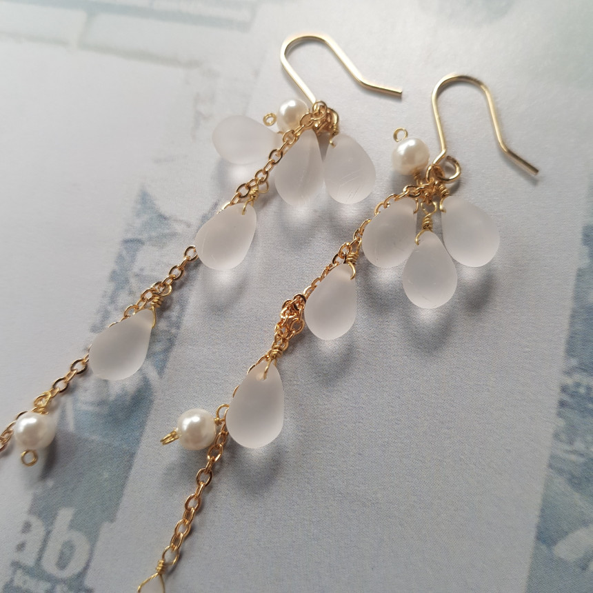 <b><p>Piace water drop chain Earrgs Female coordion</p></b><b><p>ピア歳 水滴 チェーン ドロップイヤリング 女性コーディネート フェミニンな感性ムード</p></b><br /><br /><p align='center'>