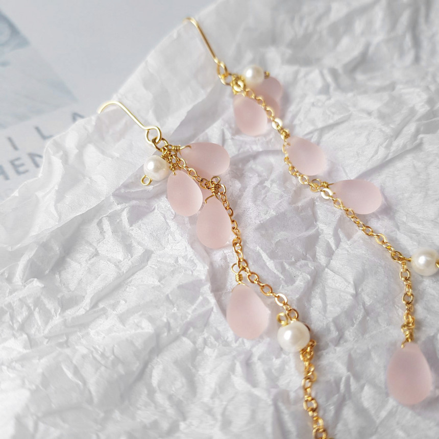 <b><p>Piace water drop chain Earrgs Female coordion</p></b><b><p>ピア歳 水滴 チェーン ドロップイヤリング 女性コーディネート フェミニンな感性ムード</p></b><br /><br /><p align='center'>