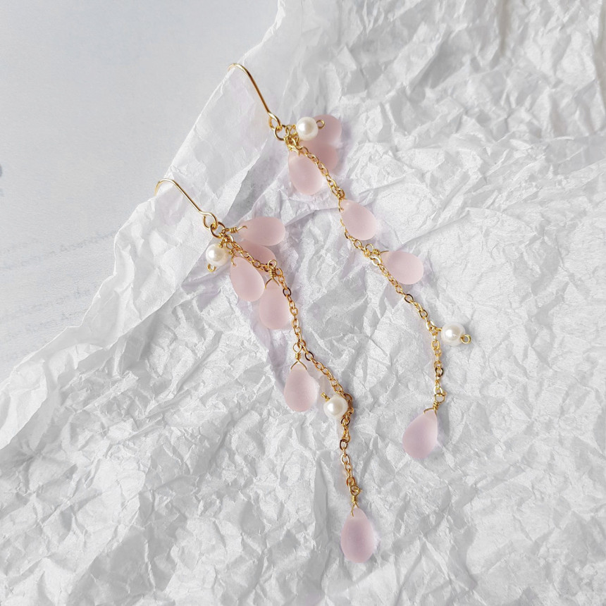 <b><p>Piace water drop chain Earrgs Female coordion</p></b><b><p>ピア歳 水滴 チェーン ドロップイヤリング 女性コーディネート フェミニンな感性ムード</p></b><br /><br /><p align='center'>