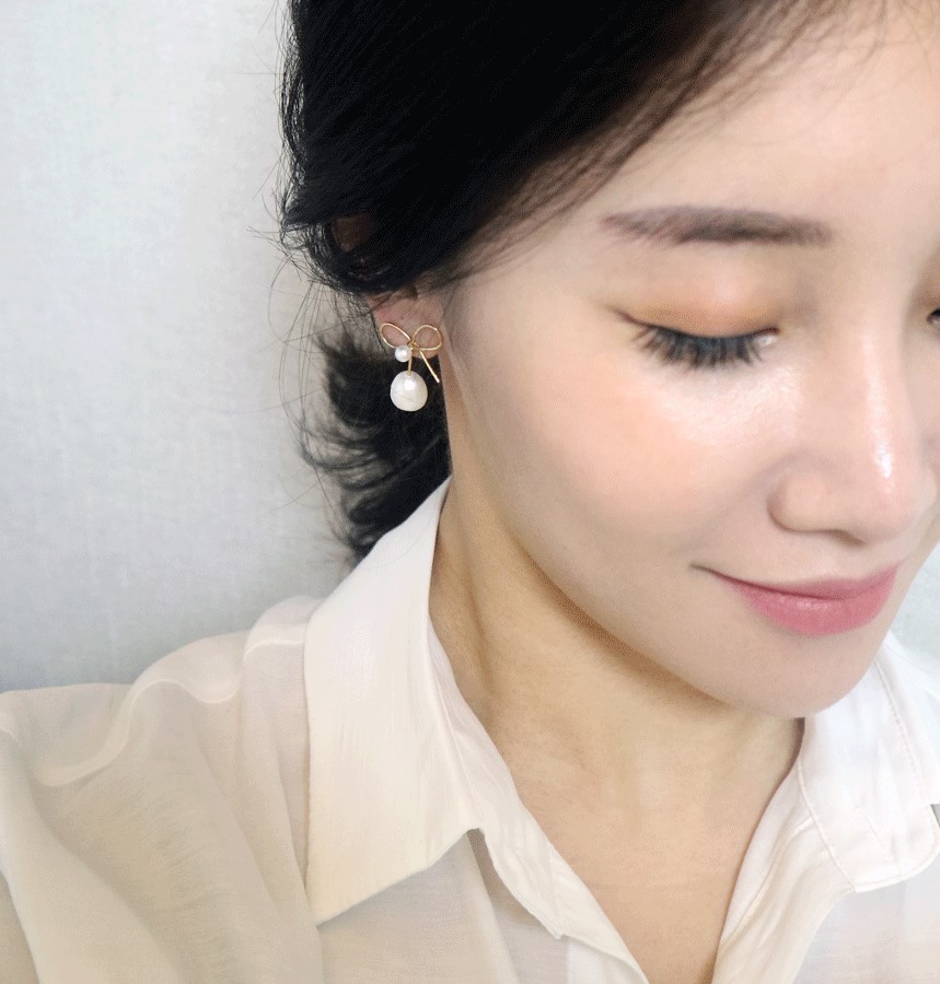 <b><p>earring Freshwater pl bbon Butiful Beloved</p></b><b><p>イヤリング 淡水真珠 リボン 光沢がきれいな 愛らしい デートルック センスあふれる</p></b><br /><br /><p align='center'>