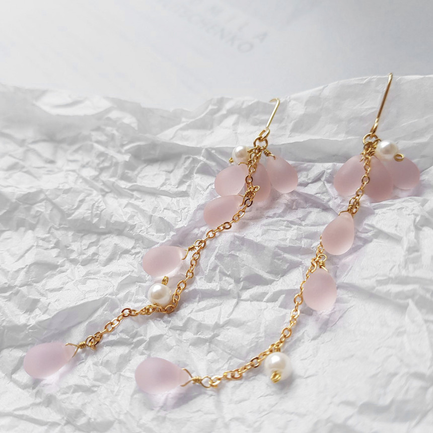 <b><p>Piace water drop chain Earrgs Female coordion</p></b><b><p>ピア歳 水滴 チェーン ドロップイヤリング 女性コーディネート フェミニンな感性ムード</p></b><br /><br /><p align='center'>