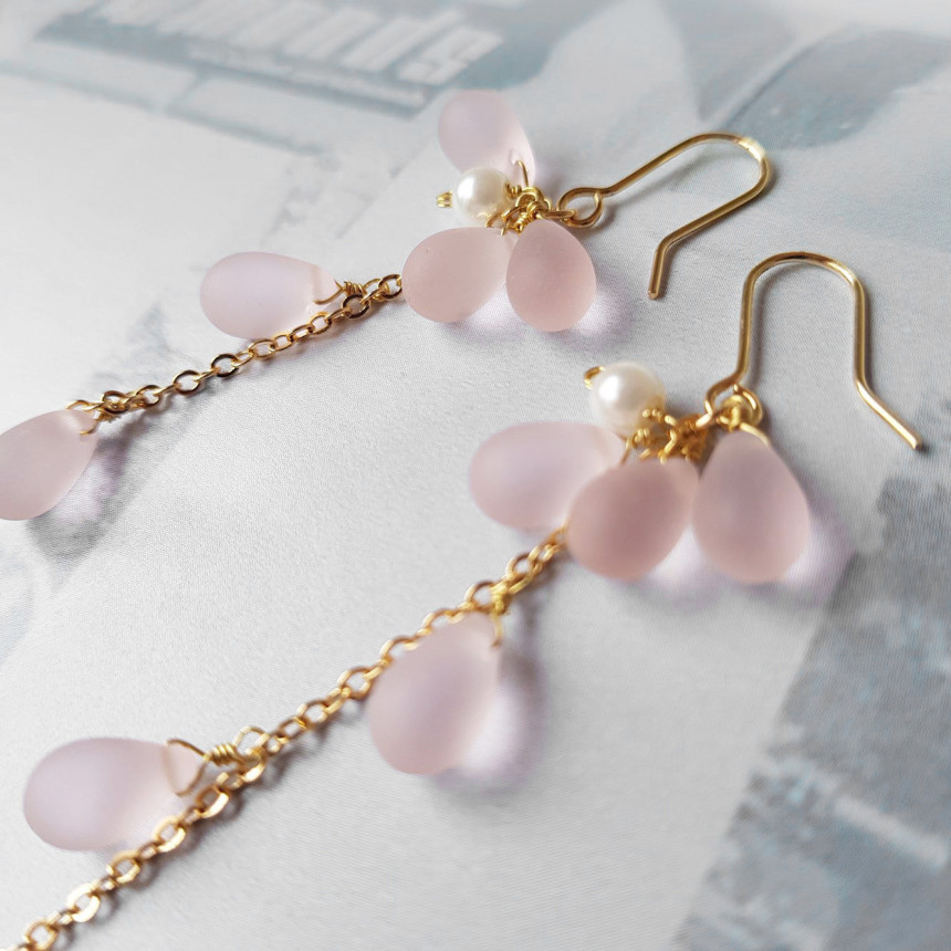 <b><p>Piace water drop chain Earrgs Female coordion</p></b><b><p>ピア歳 水滴 チェーン ドロップイヤリング 女性コーディネート フェミニンな感性ムード</p></b><br /><br /><p align='center'>