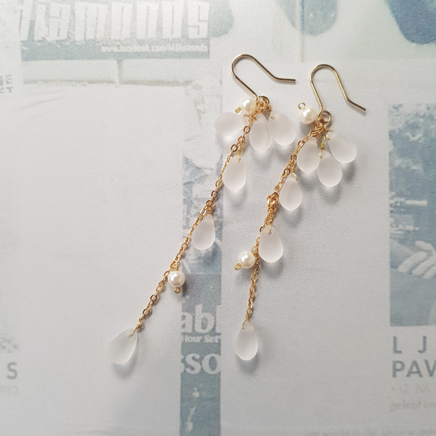 <b><p>Piace water drop chain Earrgs Female coordion</p></b><b><p>ピア歳 水滴 チェーン ドロップイヤリング 女性コーディネート フェミニンな感性ムード</p></b><br /><br /><p align='center'>