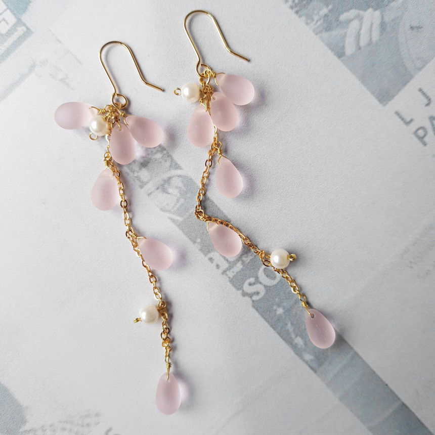 <b><p>Piace water drop chain Earrgs Female coordion</p></b><b><p>ピア歳 水滴 チェーン ドロップイヤリング 女性コーディネート フェミニンな感性ムード</p></b><br /><br /><p align='center'>