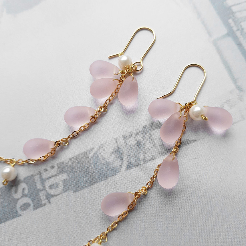 <b><p>Piace water drop chain Earrgs Female coordion</p></b><b><p>ピア歳 水滴 チェーン ドロップイヤリング 女性コーディネート フェミニンな感性ムード</p></b><br /><br /><p align='center'>