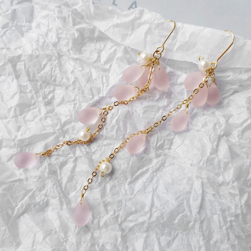 <b><p>Piace water drop chain Earrgs Female coordion</p></b><b><p>ピア歳 水滴 チェーン ドロップイヤリング 女性コーディネート フェミニンな感性ムード</p></b><br /><br /><p align='center'>