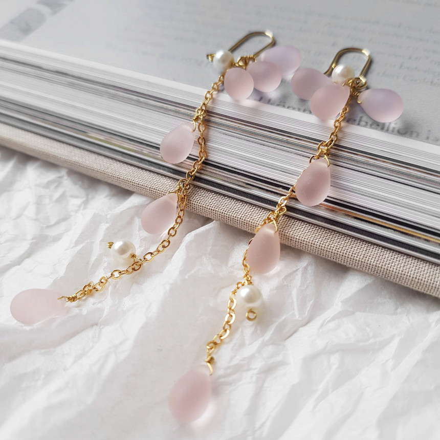 <b><p>Piace water drop chain Earrgs Female coordion</p></b><b><p>ピア歳 水滴 チェーン ドロップイヤリング 女性コーディネート フェミニンな感性ムード</p></b><br /><br /><p align='center'>