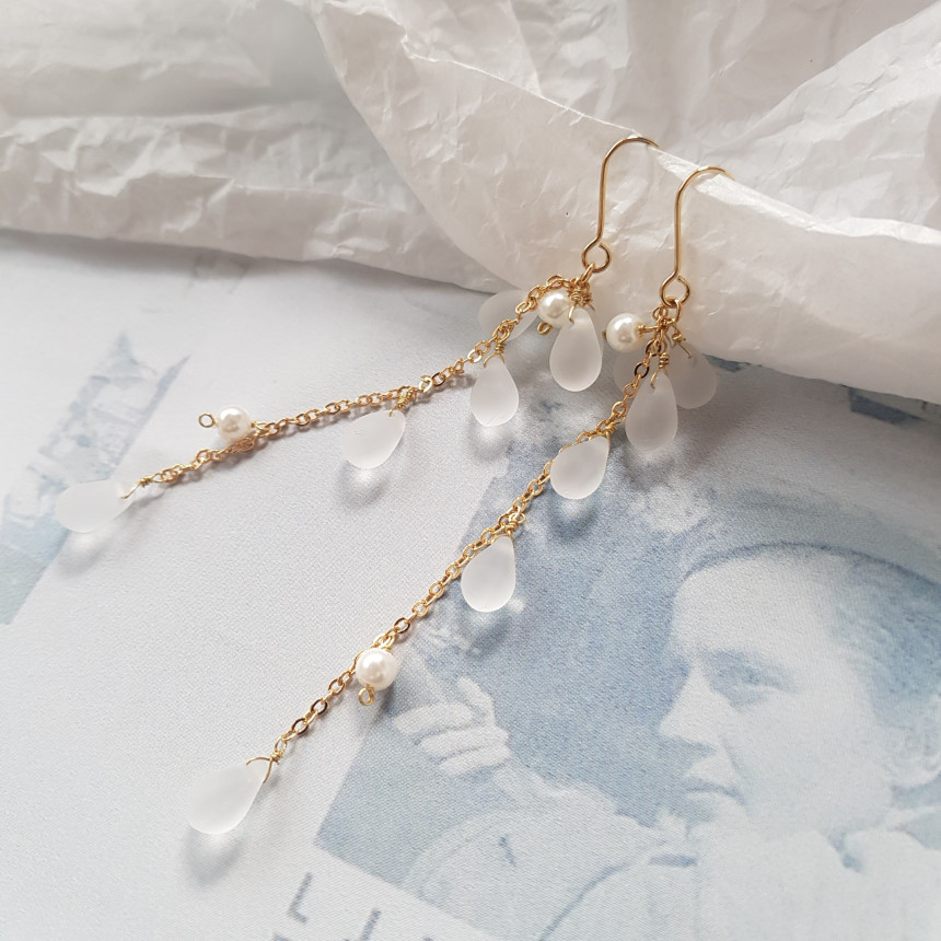 <b><p>Piace water drop chain Earrgs Female coordion</p></b><b><p>ピア歳 水滴 チェーン ドロップイヤリング 女性コーディネート フェミニンな感性ムード</p></b><br /><br /><p align='center'>