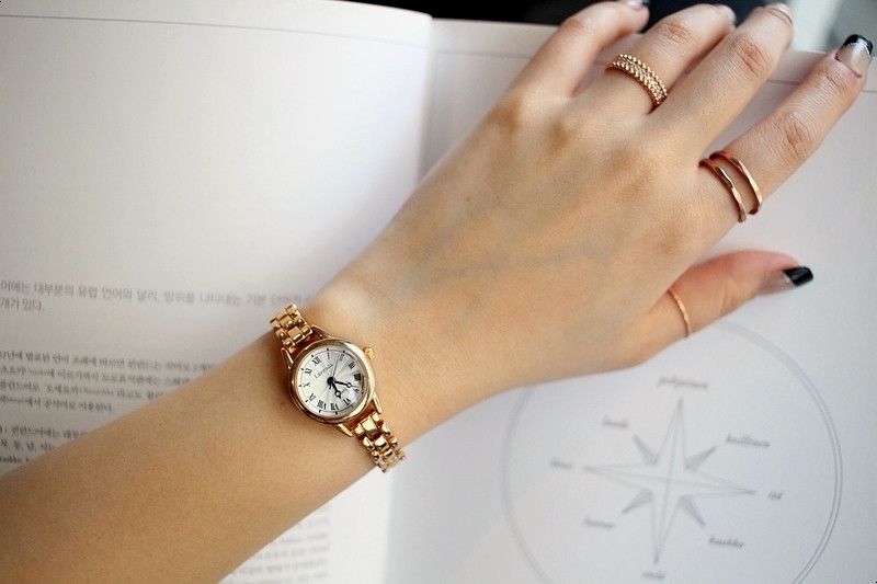 <b><p>daily round tal Woman watch 3color feme Gift</p></b><b><p>デイリー ラウンド メタル 女性 腕時計 3色 ギフト シルバー コンビ ファッション</p></b><br /><br /><p align='center'>