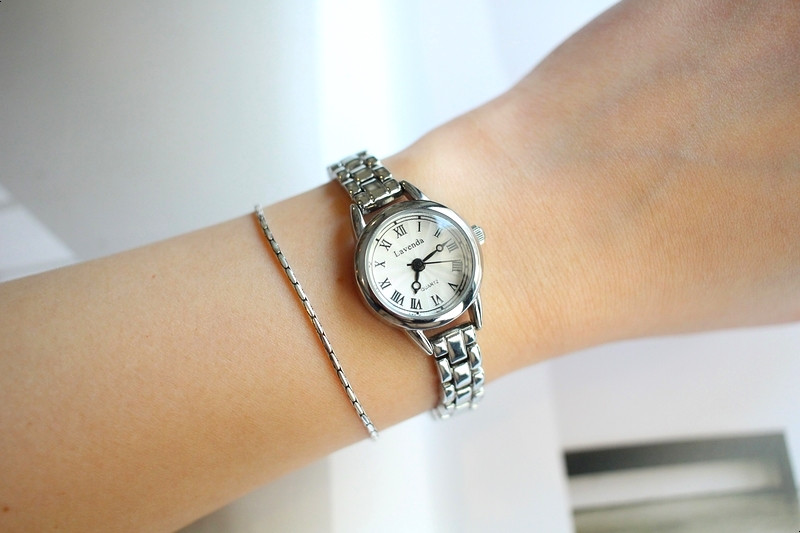 <b><p>daily round tal Woman watch 3color feme Gift</p></b><b><p>デイリー ラウンド メタル 女性 腕時計 3色 ギフト シルバー コンビ ファッション</p></b><br /><br /><p align='center'>