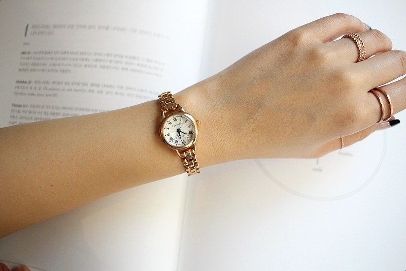 <b><p>daily round tal Woman watch 3color feme Gift</p></b><b><p>デイリー ラウンド メタル 女性 腕時計 3色 ギフト シルバー コンビ ファッション</p></b><br /><br /><p align='center'>