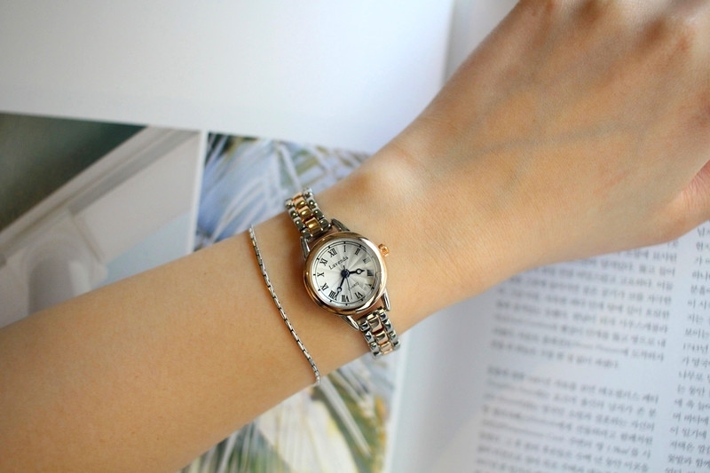 <b><p>daily round tal Woman watch 3color feme Gift</p></b><b><p>デイリー ラウンド メタル 女性 腕時計 3色 ギフト シルバー コンビ ファッション</p></b><br /><br /><p align='center'>