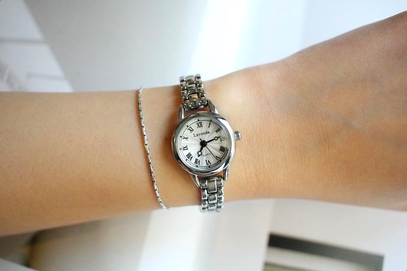 <b><p>daily round tal Woman watch 3color feme Gift</p></b><b><p>デイリー ラウンド メタル 女性 腕時計 3色 ギフト シルバー コンビ ファッション</p></b><br /><br /><p align='center'>