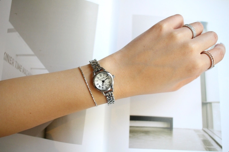 <b><p>daily round tal Woman watch 3color feme Gift</p></b><b><p>デイリー ラウンド メタル 女性 腕時計 3色 ギフト シルバー コンビ ファッション</p></b><br /><br /><p align='center'>