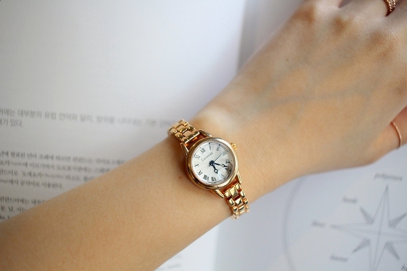 <b><p>daily round tal Woman watch 3color feme Gift</p></b><b><p>デイリー ラウンド メタル 女性 腕時計 3色 ギフト シルバー コンビ ファッション</p></b><br /><br /><p align='center'>