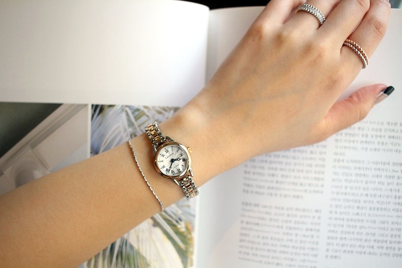 <b><p>daily round tal Woman watch 3color feme Gift</p></b><b><p>デイリー ラウンド メタル 女性 腕時計 3色 ギフト シルバー コンビ ファッション</p></b><br /><br /><p align='center'>