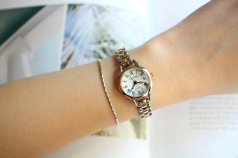 <b><p>daily round tal Woman watch 3color feme Gift</p></b><b><p>デイリー ラウンド メタル 女性 腕時計 3色 ギフト シルバー コンビ ファッション</p></b><br /><br /><p align='center'>