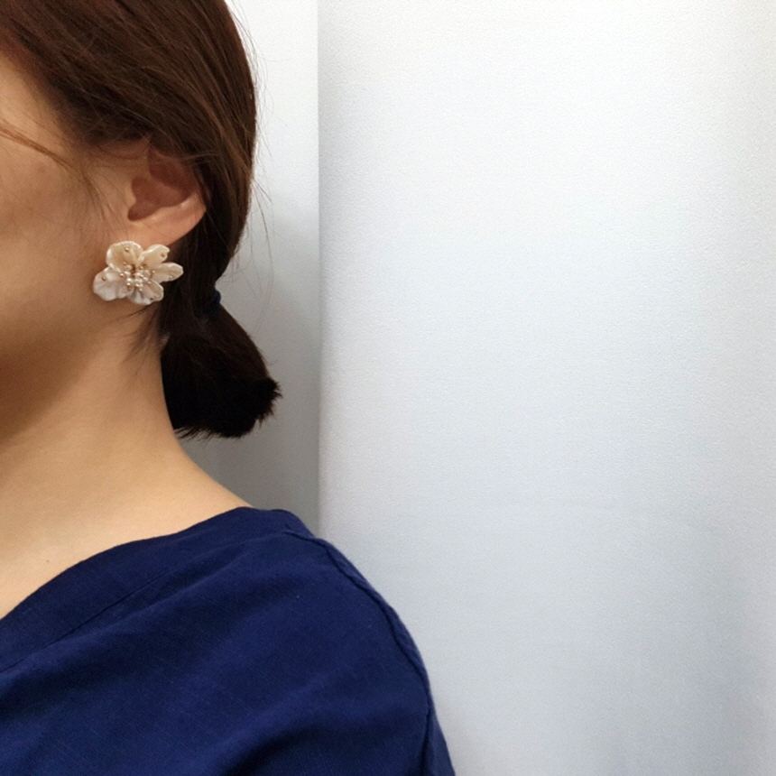 <b><p>Mourning Pitchi ther-Daughter Flow earrs</p></b><b><p>無排 ピッチニー 螺鈿 花のイヤリング チタン ボールド パロップ フラワー 派手な</p></b><br /><br /><p align='center'>