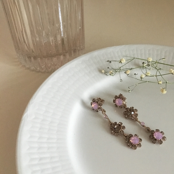 <b><p>Possible eaves door flower Antique Drop Earrings</p></b><b><p>グィチ可能 ドア フラワー アンティーク ドロップイヤリング 2 色 派手な 結婚式</p></b><br /><br /><p align='center'>